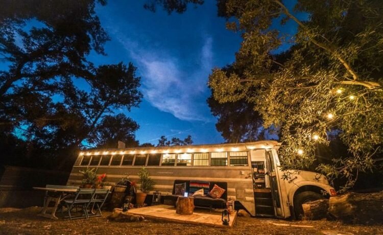 Glamping Bus может вместить до четырех человек