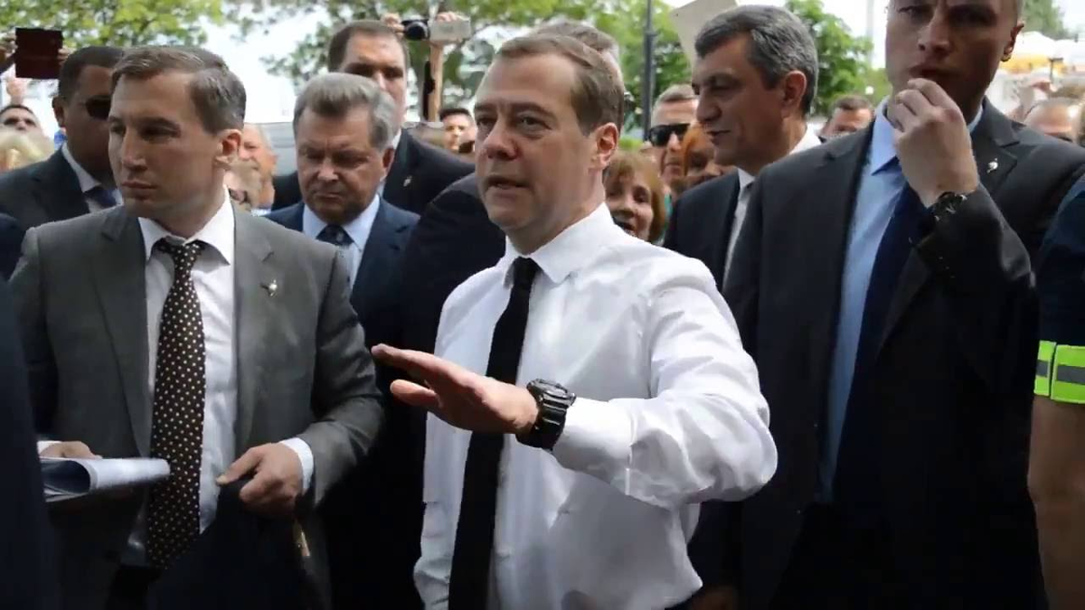 Дмитрий Медведев отвечает на вопрос знаменитой фразой: "Денег нет, но вы держитесь"