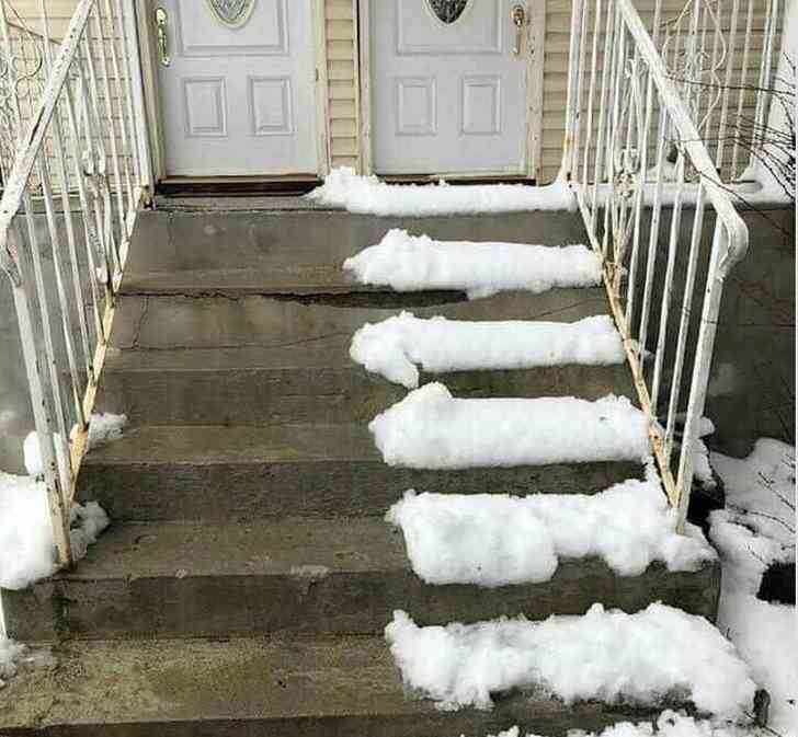 Когда нет ни времени, ни желания самому чистить крыльцо от снега. Надеемся, что у соседа была лопата и он справился с этой непосильной задачей