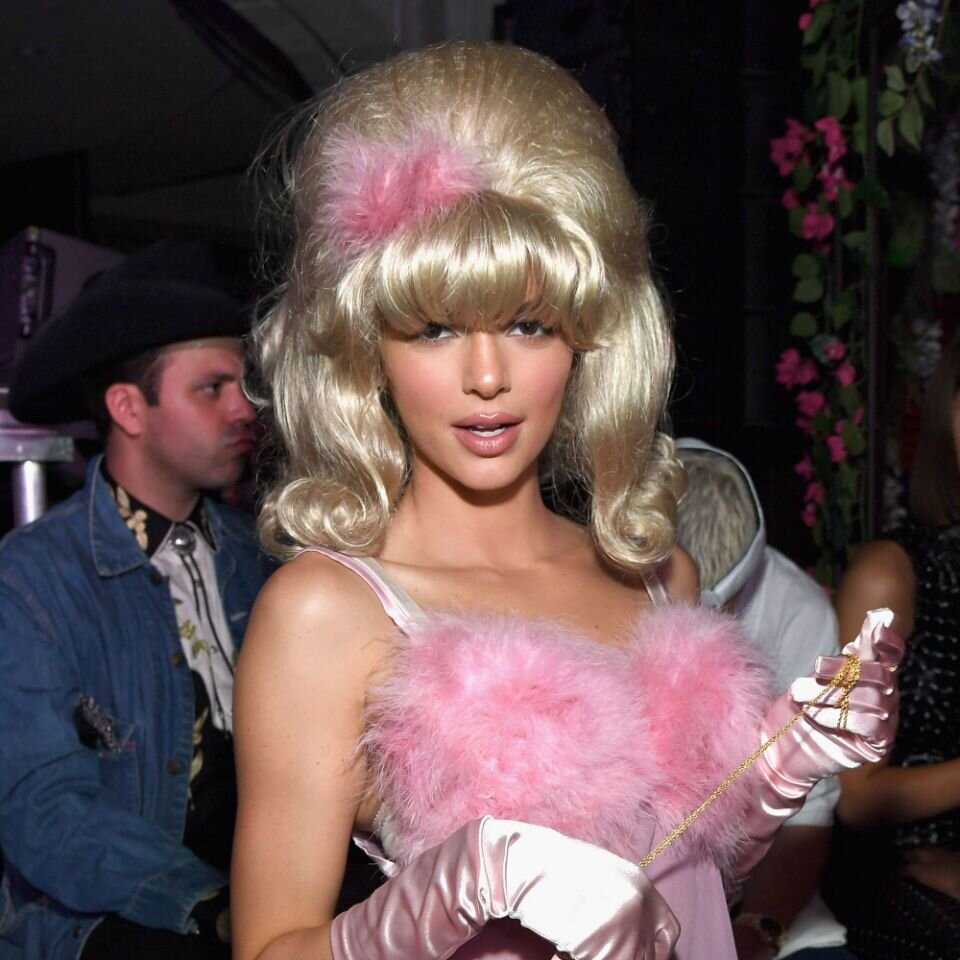 Лучший макияж знаменитости Хэллоуин на Instagram От Кендалл Дженнер до Сиары, эти потрясающие преобразования знаменитостей предлагают вдохновение красоты следующего уровня.