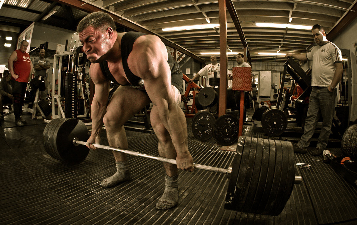 Большие люди тренировка. Становая тяга Джей Катлер. Арнольд становая. Лифтерская становая тяга. Пауэрлифтинг тяга.