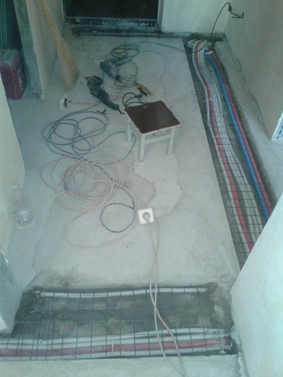 Вскрыл полы в новостройке