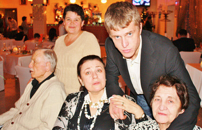 Николай Папоров с мамой Валентиной Васильевной и бабушкой Евгенией Николаевной.
