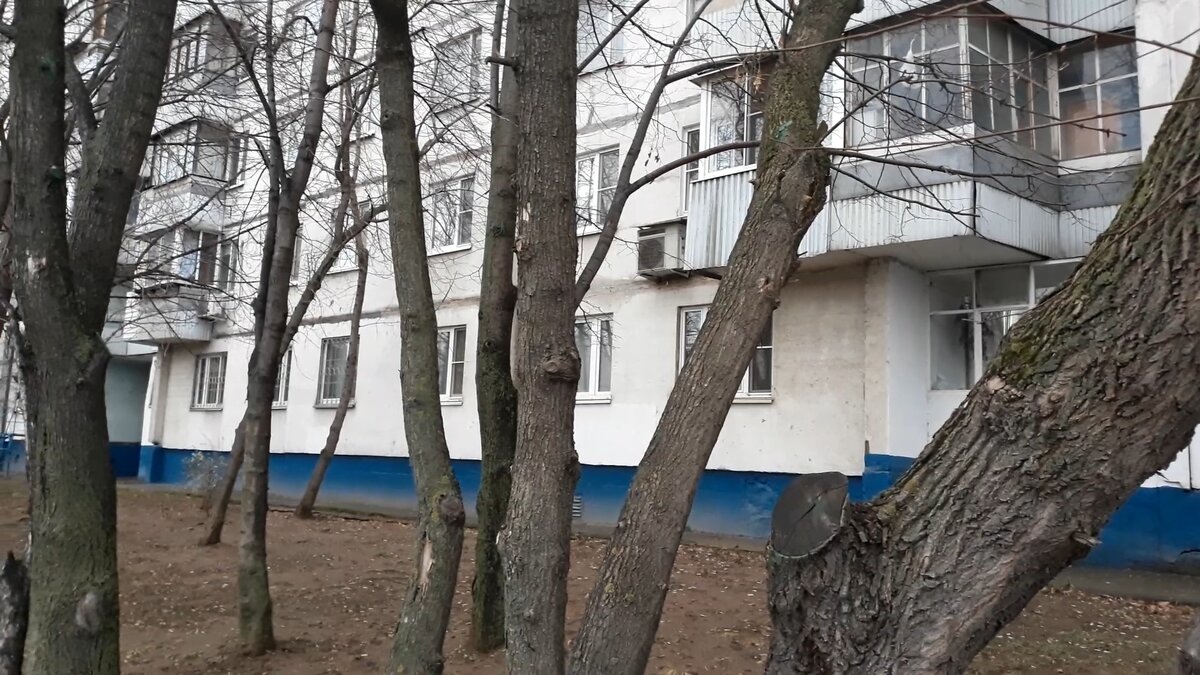 Такой дом - один из лучших, где есть в продаже комната. И ему около 40 лет.