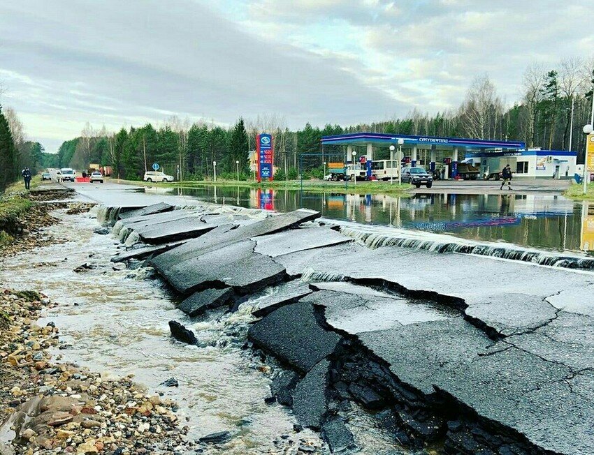 Ещё несколько дней назад эти места напоминали плохо благоустроенную деревянную Венецию. Двухдневный ливень залил  улицы райцентра по первые этажи домов. Сотрудники МЧС, оказывавшие помощь, выступали в роли  коллективного Ноя. Как только уровень воды спал, в Демянск  приехала комиссия по чрезвычайной ситуации, вместе с которой  прибыл глава МЧС России Евгений Зиничев.