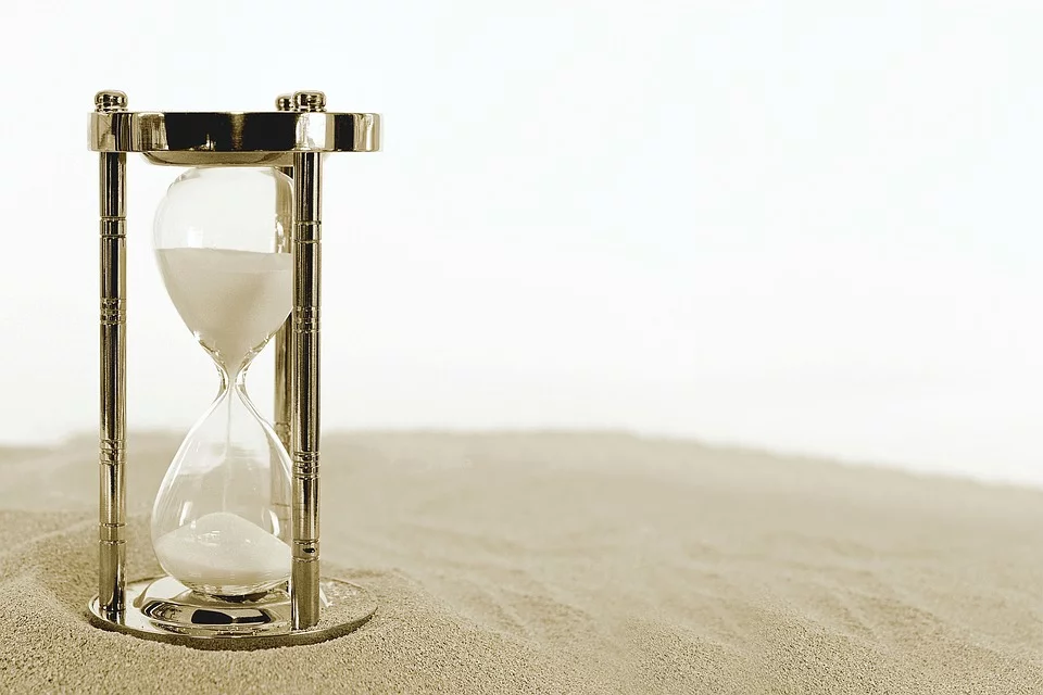 https://cdn.pixabay.com/photo/2017/11/02/12/07/hourglass-2910948_960_720.jpg