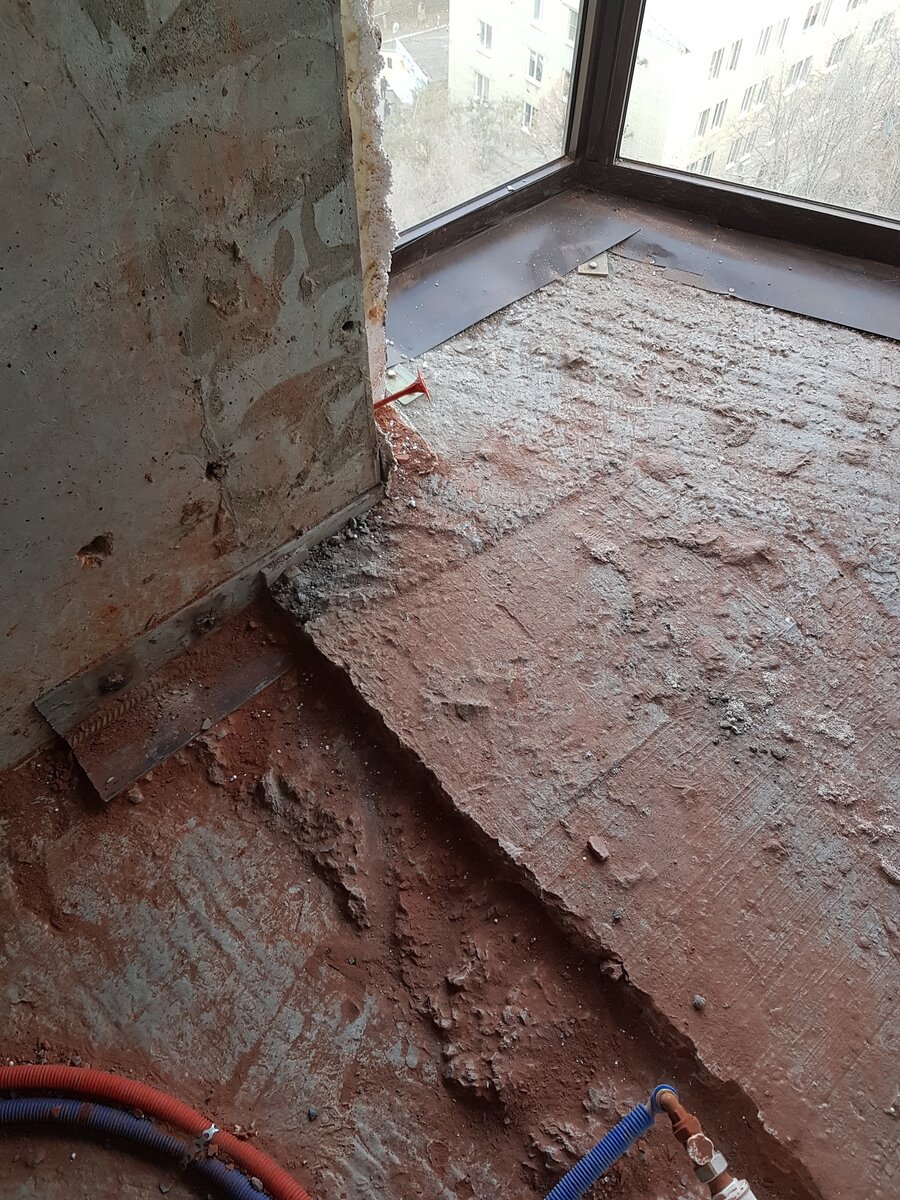 Фото авторское. Посмотрите на перепады в полу. В этой квартире в самой высокой части потолки 2,53м. А высота ступени составляла 7см.