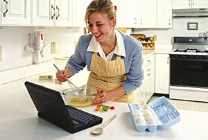 Очень  важно, когда мама и ребенок соблюдают режим дня. Ребенок вовремя  ложиться и вовремя встает, у него есть дневной сон, вот тогда у мамы  появиться свободное время и не только на себя, но даже на любимого мужа.  А если детей двое, тут тоже помогает режим дня и хороший контакт с  ребенком. С детьми постарше всегда можно договориться. Слово  «договориться» условно, это значит, что ребенок должен понимать, что от  него требуют. Например, маме нужно сделать маникюр. Она уложила младшего  малыша, а старшему ребенку дала конструктор (краски, пластилин) и  предложила «Ты поиграй, сынок, мама займется своими делами, а потом мы  вместе построим большой дом» (или нарисуем, или слепим и т.д.).