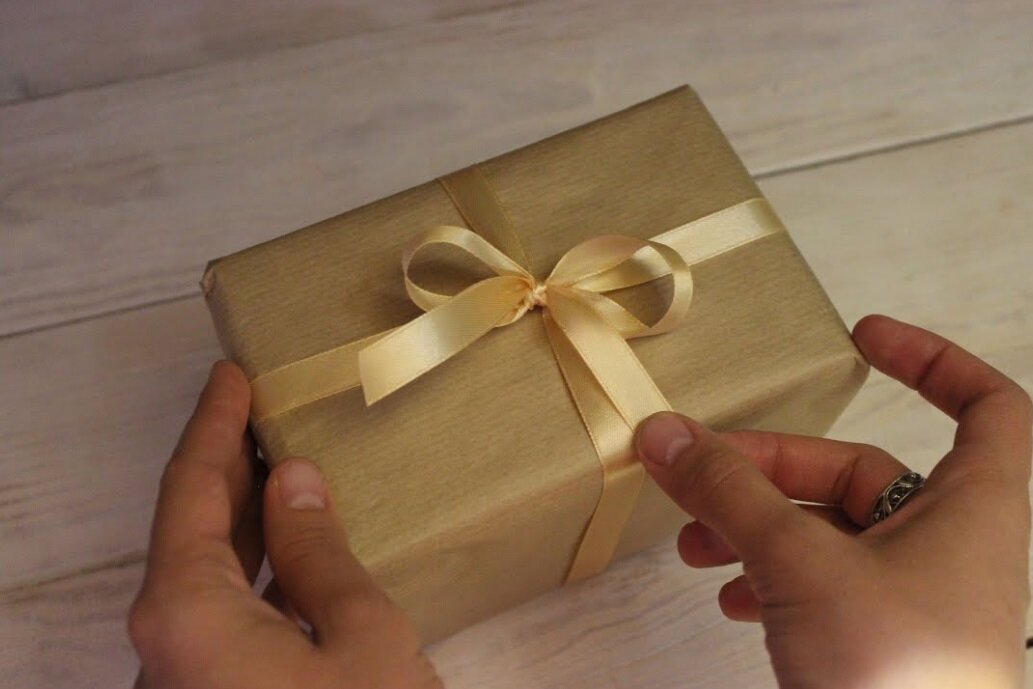 Бантик хорош для нехрупкого подарка
