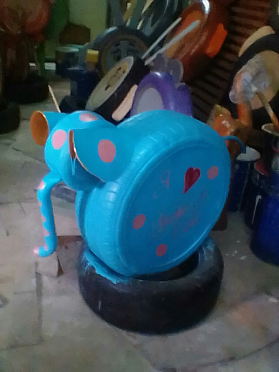 Первым был вот такой голубой слоненок в розовый горошек. Телефон тогда у меня был не самый крутой поэтому прошу простить за качество))) На боку у него написано "Я люблю Нижний Одес".