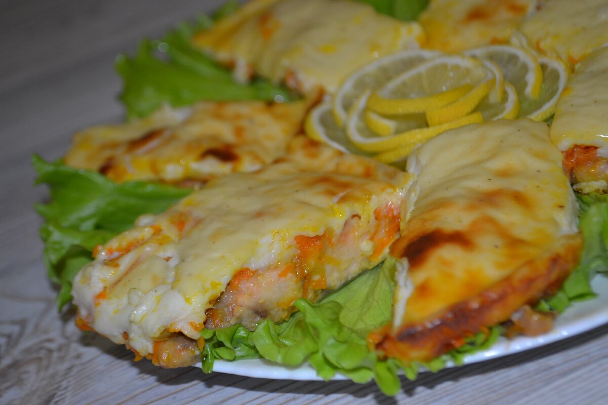 Запечь горбушу в духовке вкусно и сочно. Горбуша в духовке. горбуша запеченная в духовке. горбуша в духовке с овощами и сыром. горбуша с овощами в духовке.