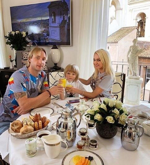 ГНОМ ГНОМЫЧ СО СВОИМИ РОДИТЕЛЯМИ ФОТО INSTAGRAM.COM/RUDKOVSKAYAOFFICIAL