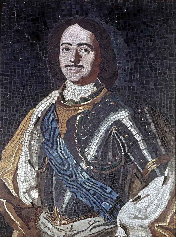  © РИА Новости / Б.МанушинПерейти в фотобанкРепродукция мозаичного портрета Петра Первого М. В. Ломоносова. 1754 годЕще при Иване Грозном некоторых придворных юношей, начавших бриться на европейский манер, обвиняли в излишнем женоподобии. Стоглав — сборник решений церкви 1551 года — объявлял бороду и усы неприкосновенными: "подсекати и остризати брады" — грех.Царь-реформатор мог заставить приближенных расстаться с безусловным мужским признаком, но большая часть населения предпочла вместо этого заплатить специальный налог.