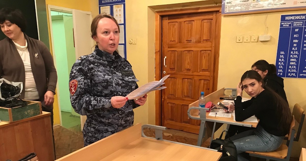 Росгвардейцы посещают школы города Твери и рассказывают ребятам выпускных классов о своем ведомстве, о подразделениях, входящих в структуру территориального органа, о высших учебных заведениях войск национальной гвардии Российской Федерации, о социальных гарантиях, предоставляемых сотрудникам и военнослужащим.