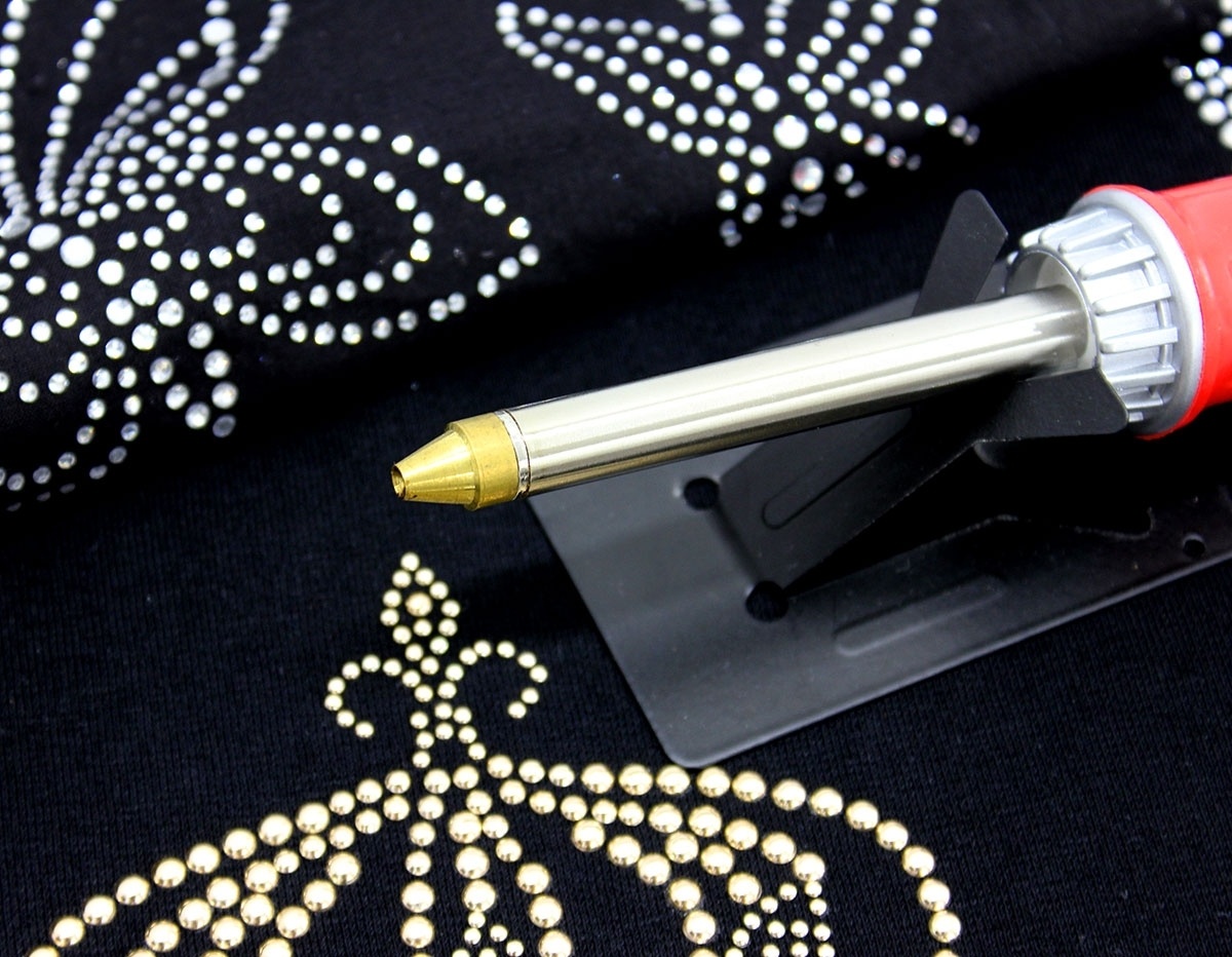 При помощи термоклея можно осуществлять мелкую изящную починку