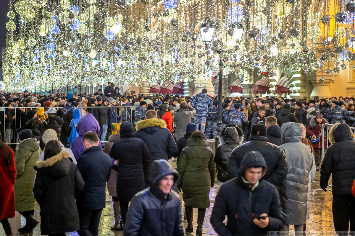 Много встречали. Толпы людей в Москве на новогодние праздники. Толпы народа в Москве. Москва много народу. Скопление людей в Москве.