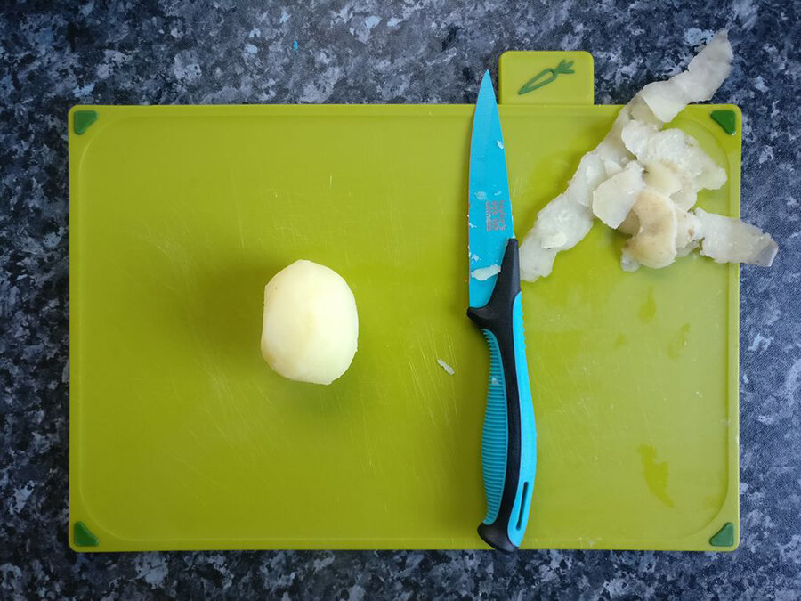 Когда картошка полностью остынет, аккуратно очистите ее от кожуры.  