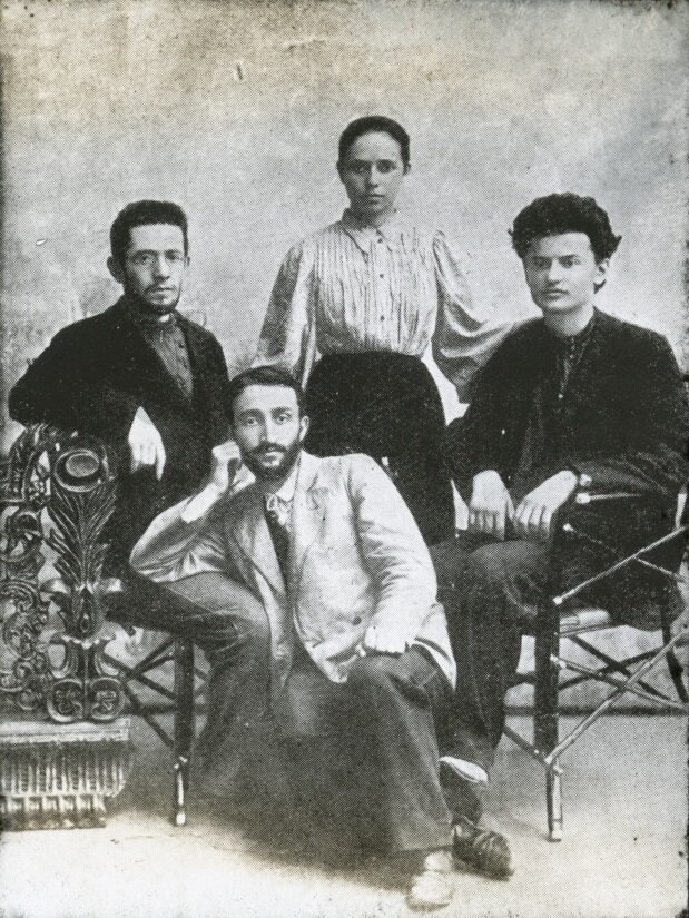 На этом фото — Троцкий, его первая жена Александра Соколовская, Игорь Соколовский (справа от Александры) и доктор Григорий Зив