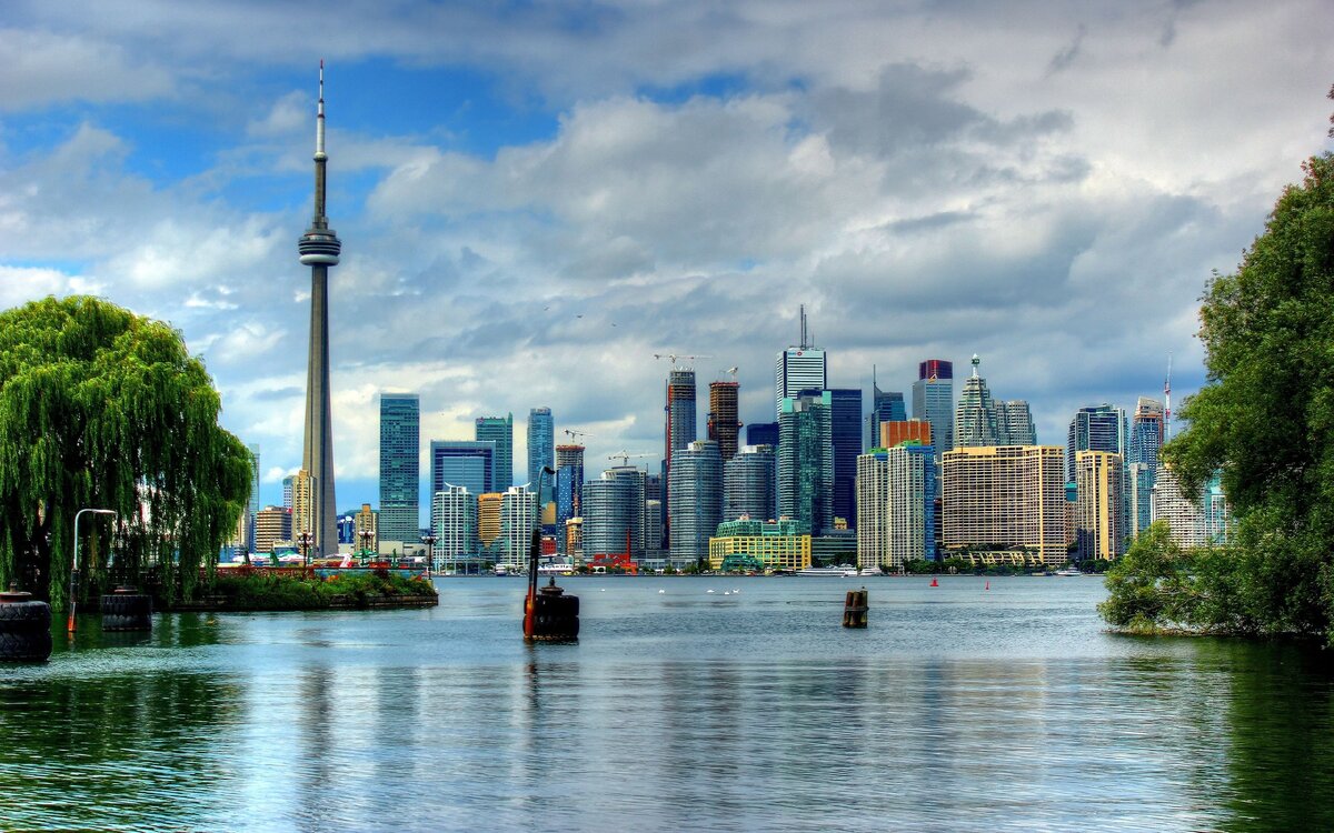 Вид на даунтаун Торонто с островов на озере Онтарио