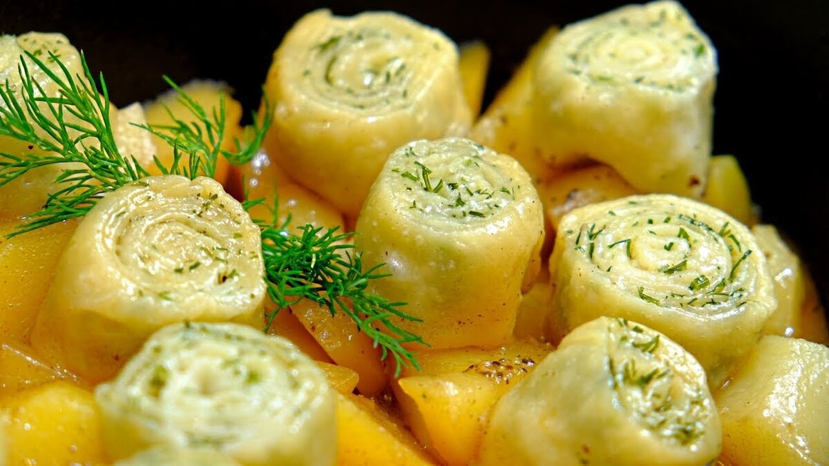 Добавляем нарезанный кубиками лук и обжариваем приблизительно 5 минут.