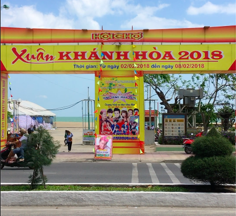 Именно на этих воротах были динамики. Они играли три песни по кругу по 14 часов в день.