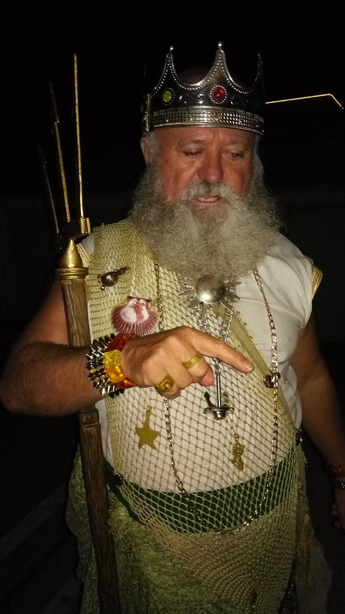 Посейдон! Весьма известная личность,думаю кто бывал в Адлере видел его! Очень веселый и зажигательный человек!