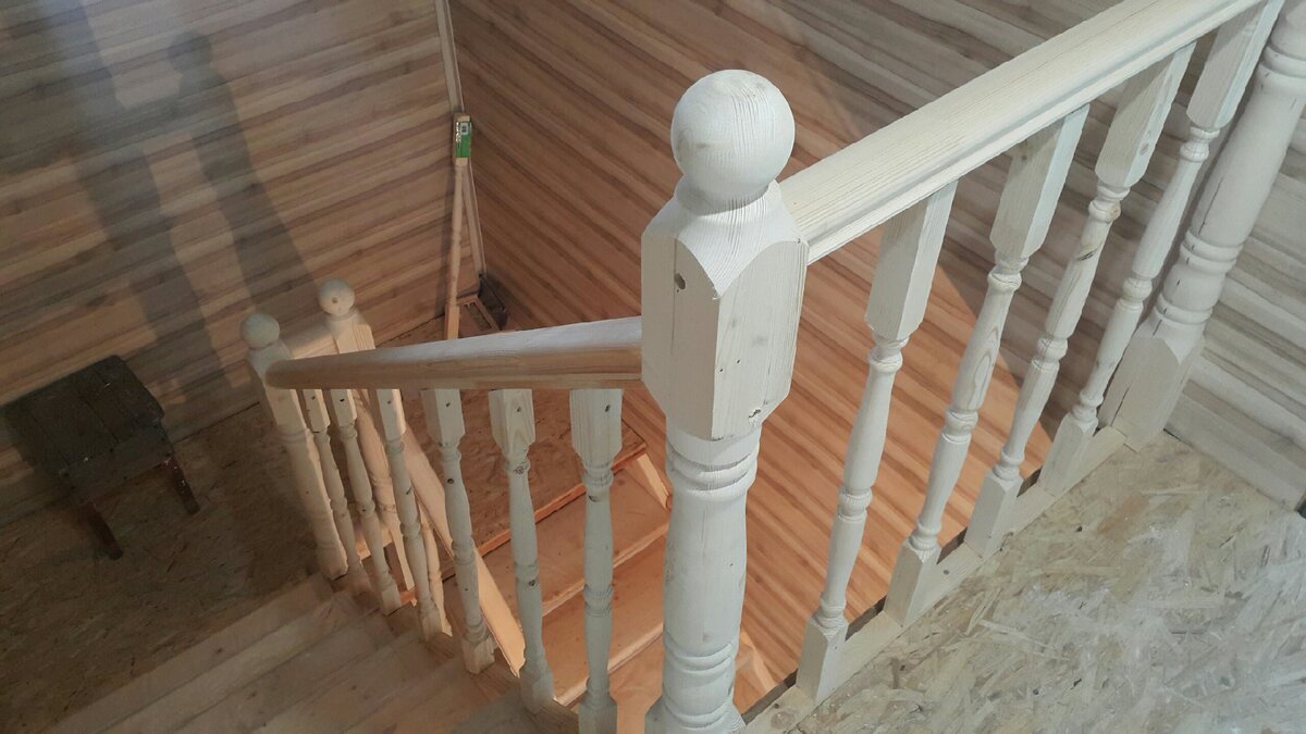Двухмаршевая деревянная лестница на второй этаж.