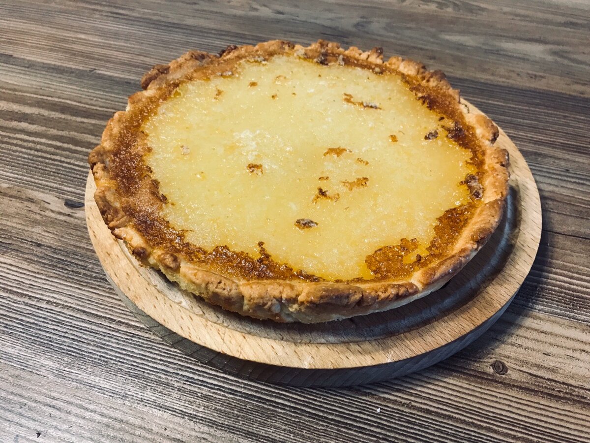 — Из дневника Панди Харишвы «Гарри»: 
«После Рождественских праздников всегда хочется чего-то лёгкого и освежающего, и Джеймс Портер (Smoke) предложил мне реализовать сегодняшний рецепт.
Он рассказал мне про Лимонный пирог — десертное блюдо, которое имеет кондитерскую оболочку с начинкой со вкусом лимона. В Великобритании лимонный пирог состоит из кондитерского футляра с запеченным лимонным заварным кремом. Мы немного изменили вариацию пирога, чтобы облегчить процесс приготовления».

— Для лимонного пирога нам понадобятся:

Тесто:
• 200 г муки;
• 50 г масла;
• 50 г сахара;
• 1 яйцо.

Крем:
• 2 лимона (100-120 мл сока + цедра 2 лимонов);
• 2 яйца;
• 200 г сахара;
• 50 г масла;
• 30 г крахмала.

«Мы проследовали на кухню, где начали приготовление пирога. Для начала следует приготовить тесто: Джеймс растер масло с сахаром и, разбив яйцо, все перемешал. Далее добавил муку и замешал тесто. Его следует месить обеими руками. Далее Джеймс сказал мне раскатать тесто чуть больше, чем диаметр формы для запекания, и положить туда этот «блин», оставив примерно 2-ух сантиметровые бортики. Далее тесту следовало дать отдохнуть в холодильнике 30 мин. 

Пока тесто охлаждалось, оперативник рассказал, что этот рецепт показала ему его мама ещё когда первый был подростком: семья Джеймса дружит с владелицей крупной лондонской кондитерской, где лимонный пирог является одним из фирменных блюд. 🥧

Тем временем мы занялись кремом. Джеймс натер цедру 2-ух лимонов и нацедил лимонный сок».

Чтобы цедра лимона не горчила, следует натирать только желтый слой, не затрагивая белый слой кожуры. А чтобы получить максимальное количество сока, покатайте лимон на доске, а затем разрежьте пополам. Из мякоти выдавите сок ложкой (прим. автора).☝

«После я взбил яйца с сахаром до состояния белой густой смеси, добавил цедру, крахмал, лимонный сок и масло, растопленное в микроволновке. Крем может получится немного жидким, но в этом нет ничего страшного. 

Джеймс достал из холодильника форму с тестом, аккуратно вылил крем внутрь, и поставил в духовку на 40 минут при 180 градусах.

Запах разносится по всему корпусу. Поэтому закончу писать дневник на сегодняшний день прямо сейчас, чтобы успеть к чаепитию — меня уже все ждут. Впереди меня ждёт тяжёлая неделя, и провести вечер в компании моих бойцов с кружкой чая, как мне кажется, — просто отличная идея!» ☕🇬🇧