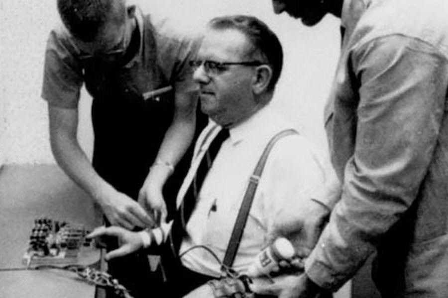 Подставной актёр в роли "ученика" готовый "страдать"