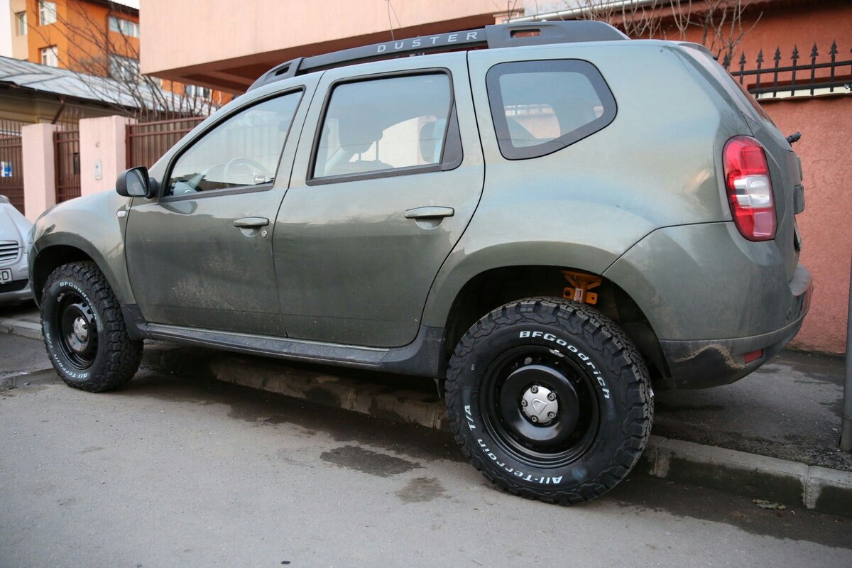 Самый популярный вариант доработки Рено Дастер - завышение подвески и установка внедорожной резины с агрессивным протектором.