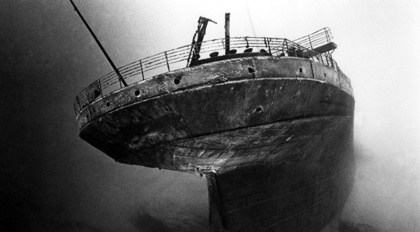 Корма судна на дне