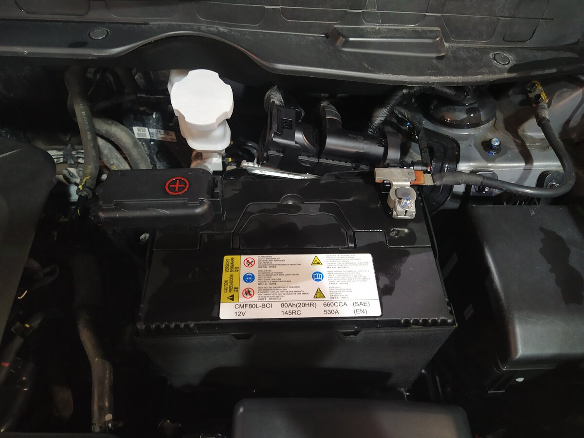 Плюсовая клемма защищена крышкой 