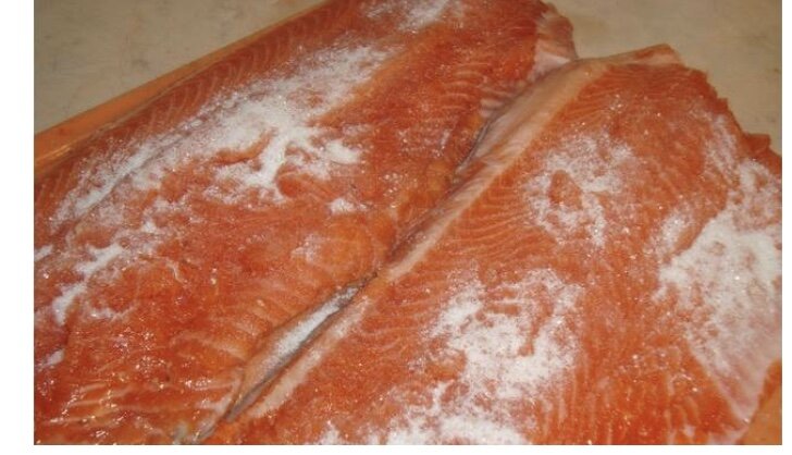 Сахар и соль смешиваем до однородности между собой. Натираем этой смесью очищенные от костей, помытые и обсушенные филешки.