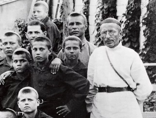 А.С.Макаренко с воспитанниками