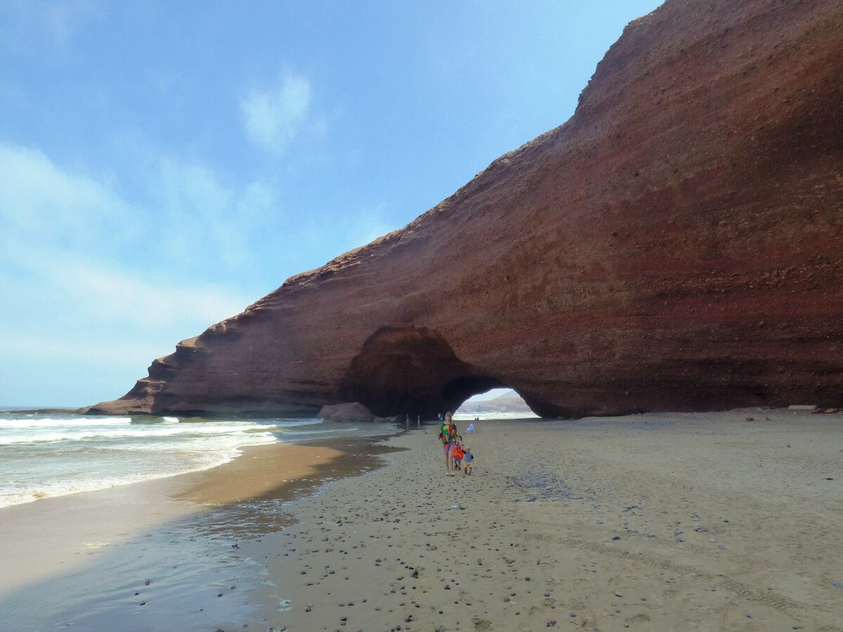 Марокко. Яркое пятно - это я  с детьми :))