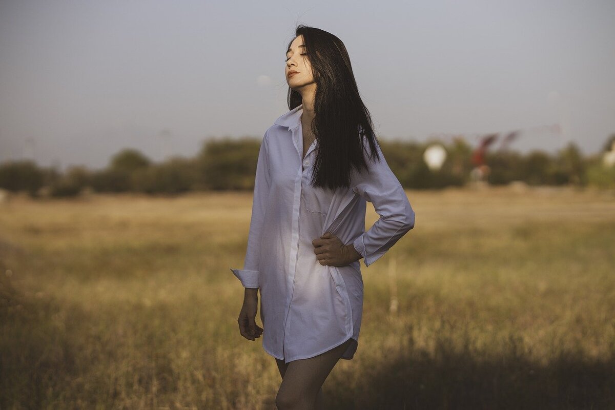 С белой рубашкой можно создать тысячу и один образ (Фото: pixabay.com)