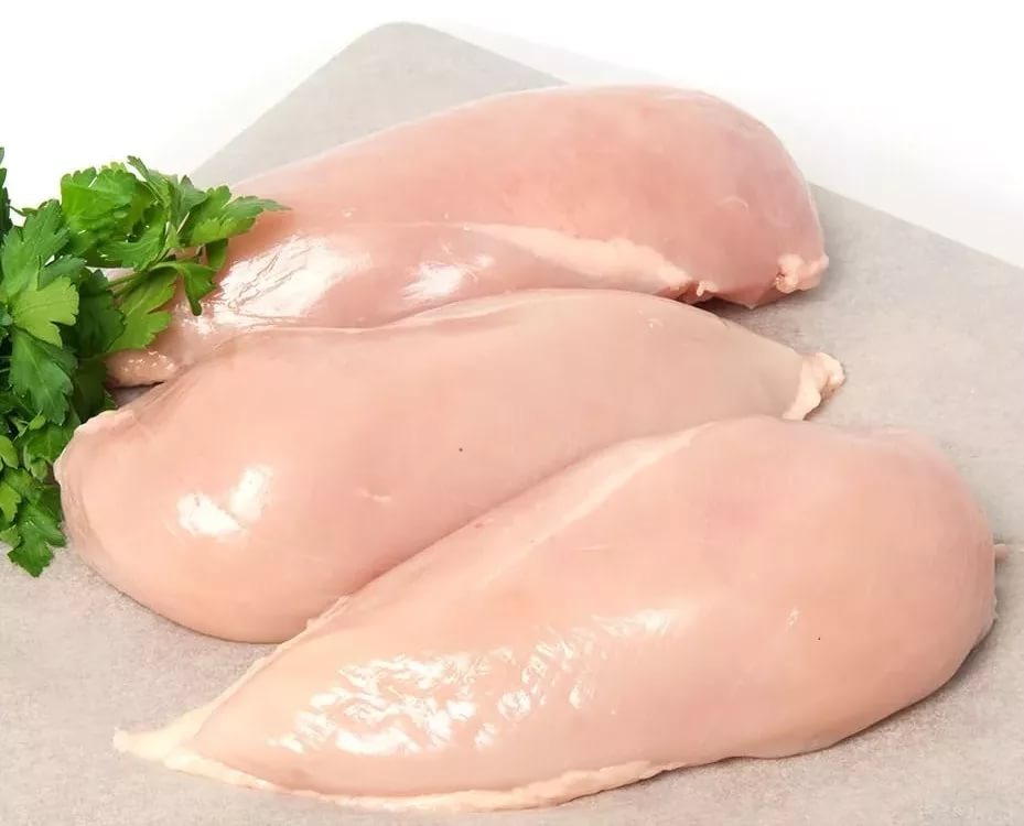 300 г куриного филе промыть.