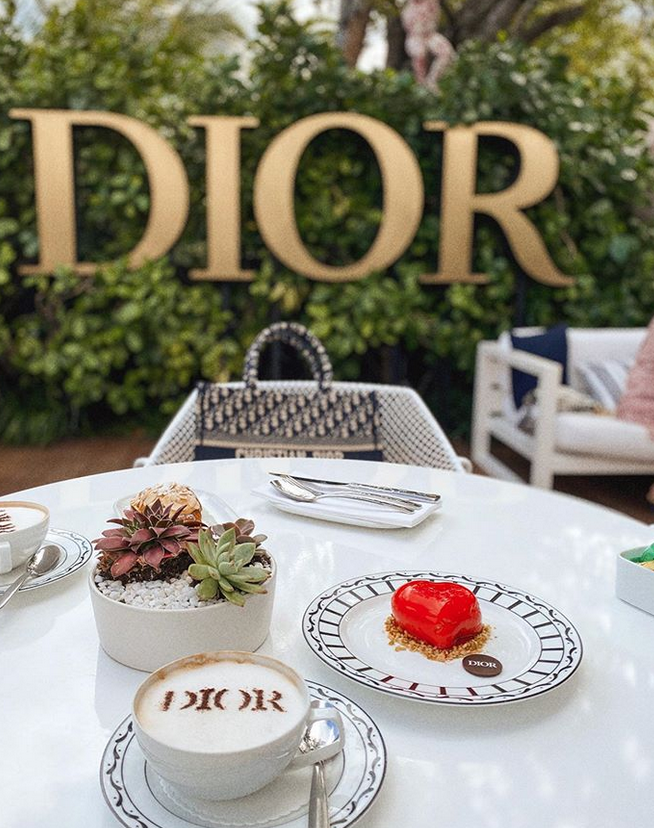 Вчера  была в очень классном месте, в которое давно хотела сходить и в которое  обязан сходить каждый уважающий себя модный блогер.  Место под  названием Dior Cafe.-2