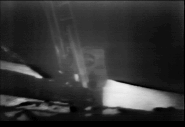 Астронавта тянут вверх на тросе. Линия горизонта изображена наклонённой вправо на 12°.