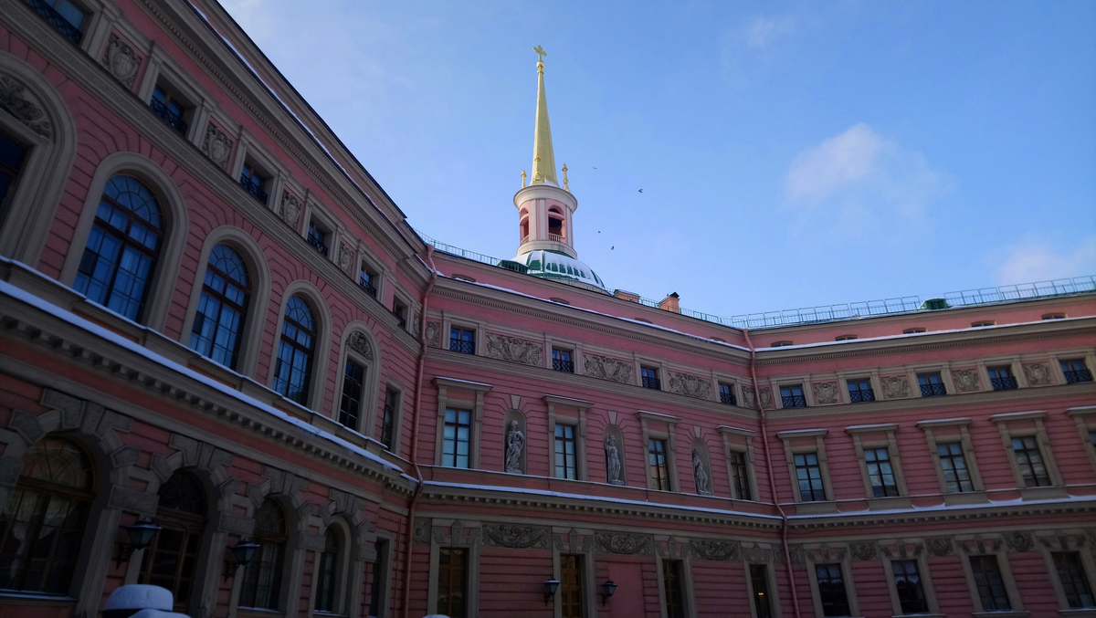 Во дворе Инженерного зАмка