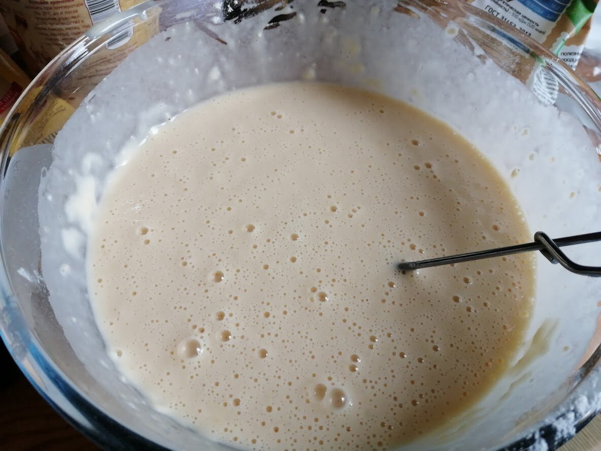 В дрожжевое тесто добавляют соду. Опара. Опара для блинов. Тонкие блинчики на молоке. Жидкая опара.