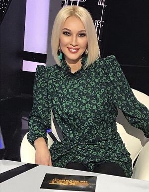 Лера Кудрявцева обычно мила, весела и легка. И старается держаться подальше от конфликтов. Но сегодня нервы сдали даже у нее. Днем стало известно о том, что роль ведущей Премии МУЗ-ТВ отдали Ольге Бузовой.

К певице и ведущей «Дома-2» у Кудрявцевой претензий нет, а вот к руководству канала — есть. Все-таки Кудрявцева — не просто «говорящая голова». Она дружит со всеми своими боссами.

«Когда ты узнаешь новости из СМИ, а не от своего «друга», появляется много вопросов. Например, а есть ли вообще дружба то!» — прокомментировала она.

Кстати, Бузова будет вести мероприятие вместе со своей заклятой подругой Ксенией Собчак. Очевидно, что церемония будет жаркой и без скандалов не обойдётся. Две блондинки, напомним, знакомы уже 10 лет — ещё с тех времён, когда Ольга была участницей телестройки, а Собчак ведущей проекта. Им в пару руководство канала выбрало Максима Галкина и Александра Ревву, дебютировавшего на премии МУЗ-ТВ в прошлом году. 

Что касается Леры, то за все время существования премии она лишь один раз пропустила мероприятие. Тогда Кудрявцева была беременна и руководство канала пригласило быть ведущей Анастасию Ивлееву.