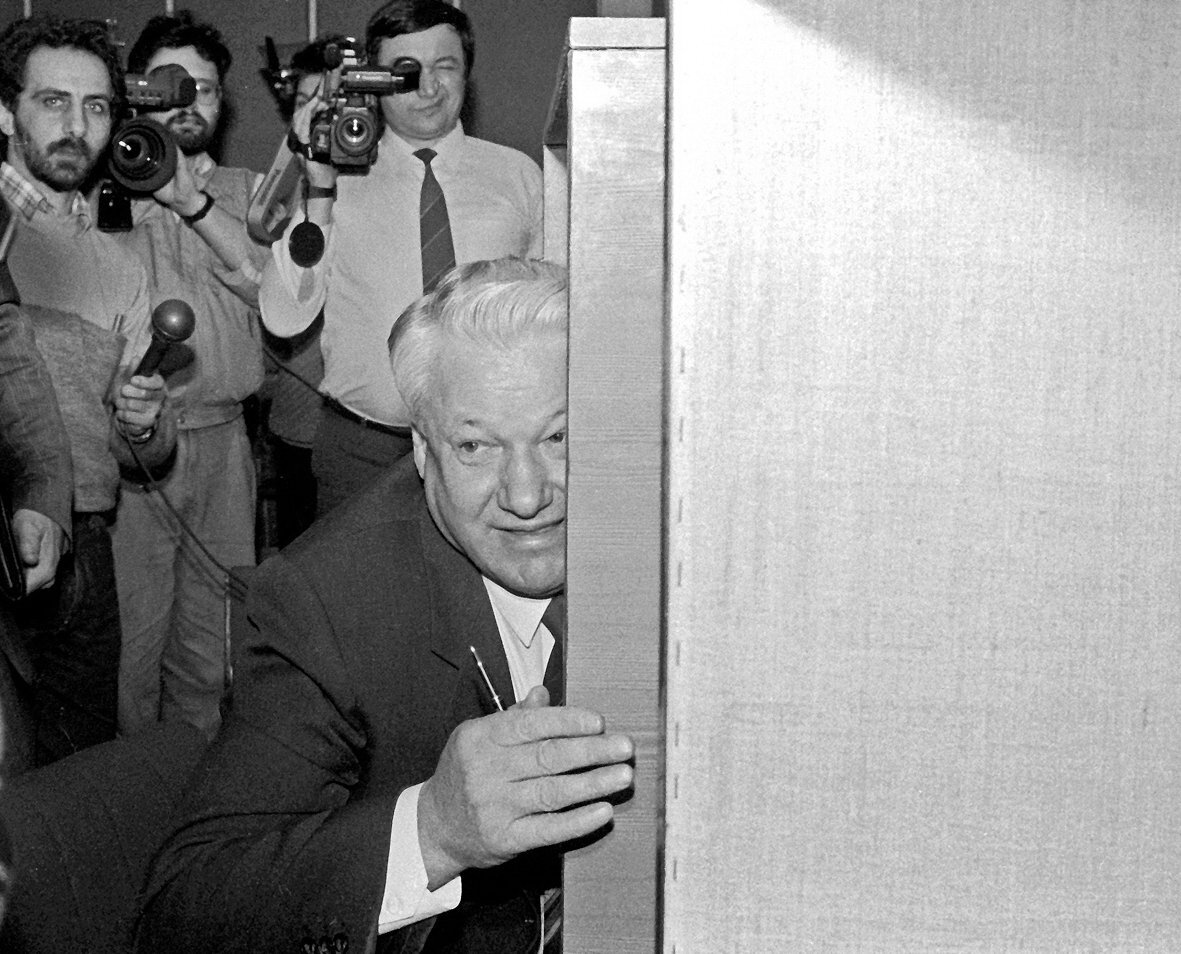 Мукусев снимает Ельцина. Из архива Михаила Дегтяря  (крайний слева)