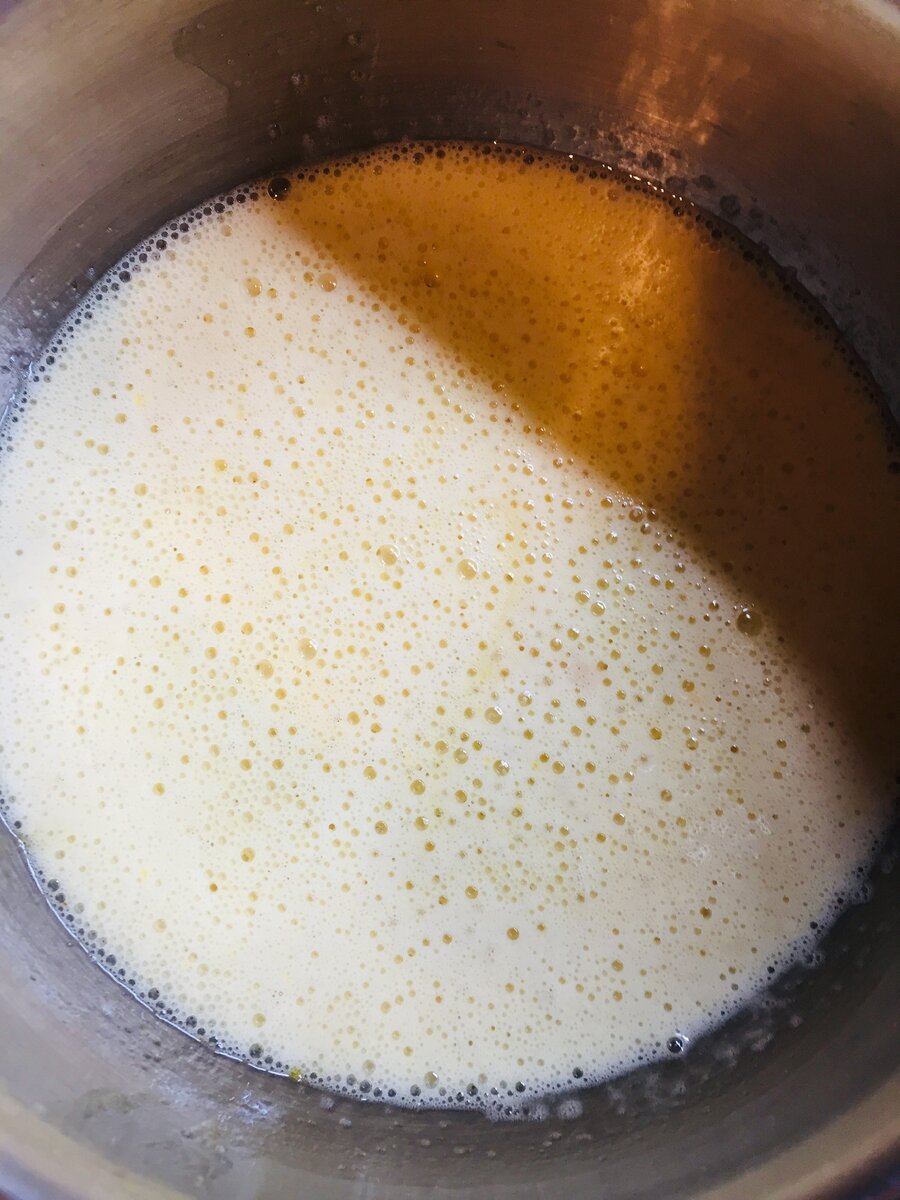 Когда масса начнет увеличиваться в 2 раза частями всыпаем 500г муки.