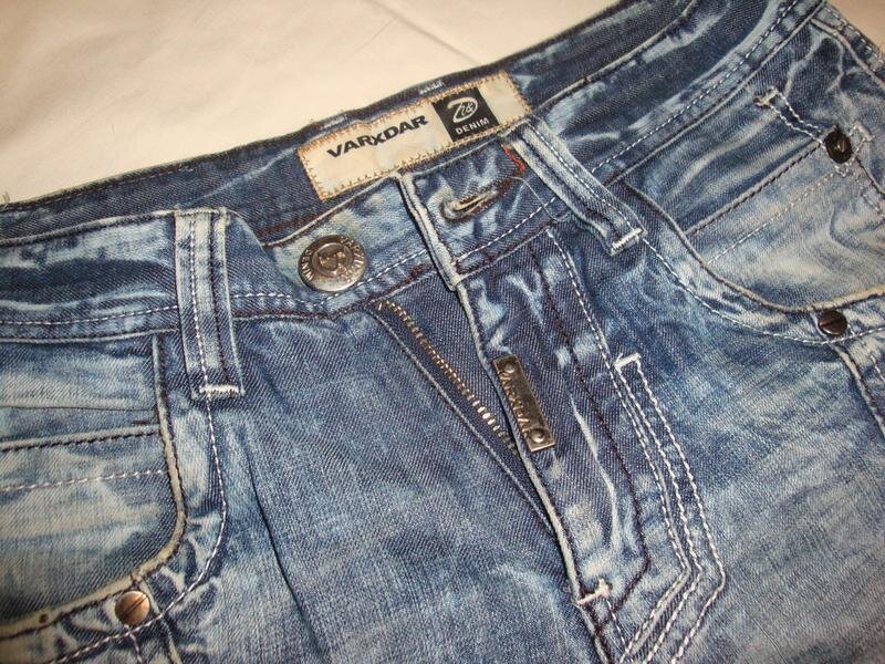 Китайские бренды джинсов. Джинсы varxdar Denim. Varxdar джинсы мужские. Шорты varxdar Denim. Китайская фирма Jeans.