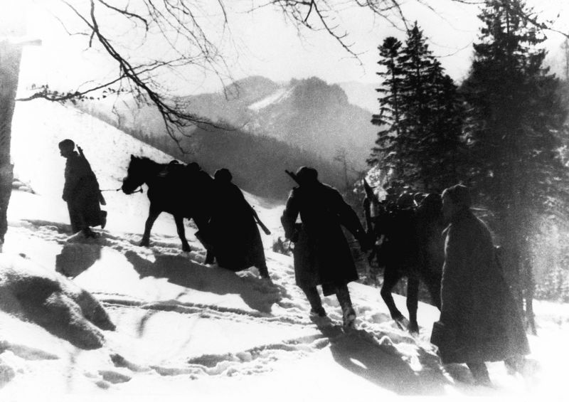 Бойцы Красной Армии на марше через Карпаты.