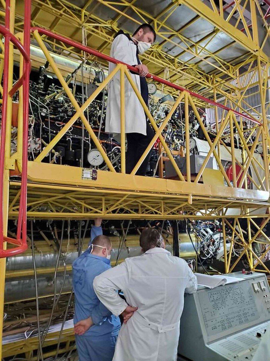 Специалисты за работой.