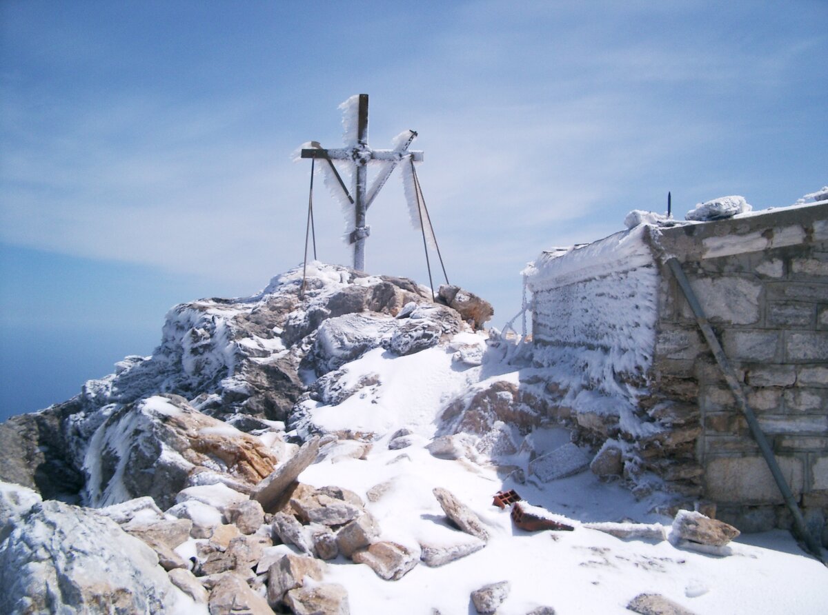 Крест Господень на вершине Святой Горы Афон у церкви Преображения Господня на высоте 2033 м