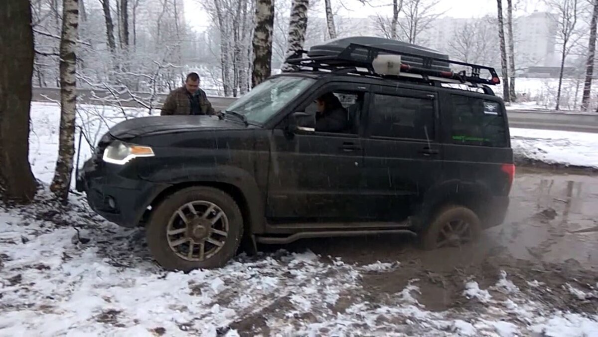 Хвалёный УАЗ способен застрять практически в любой луже.