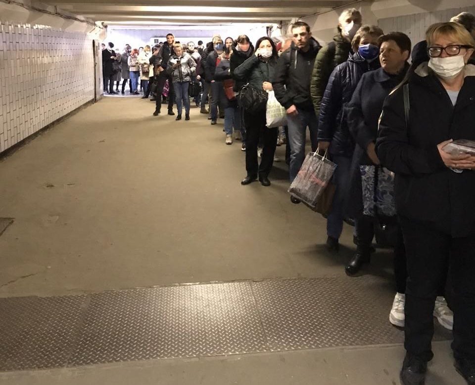 Провал карантина: вместо дистанции – толпы на входе в метро (10 ФОТО)